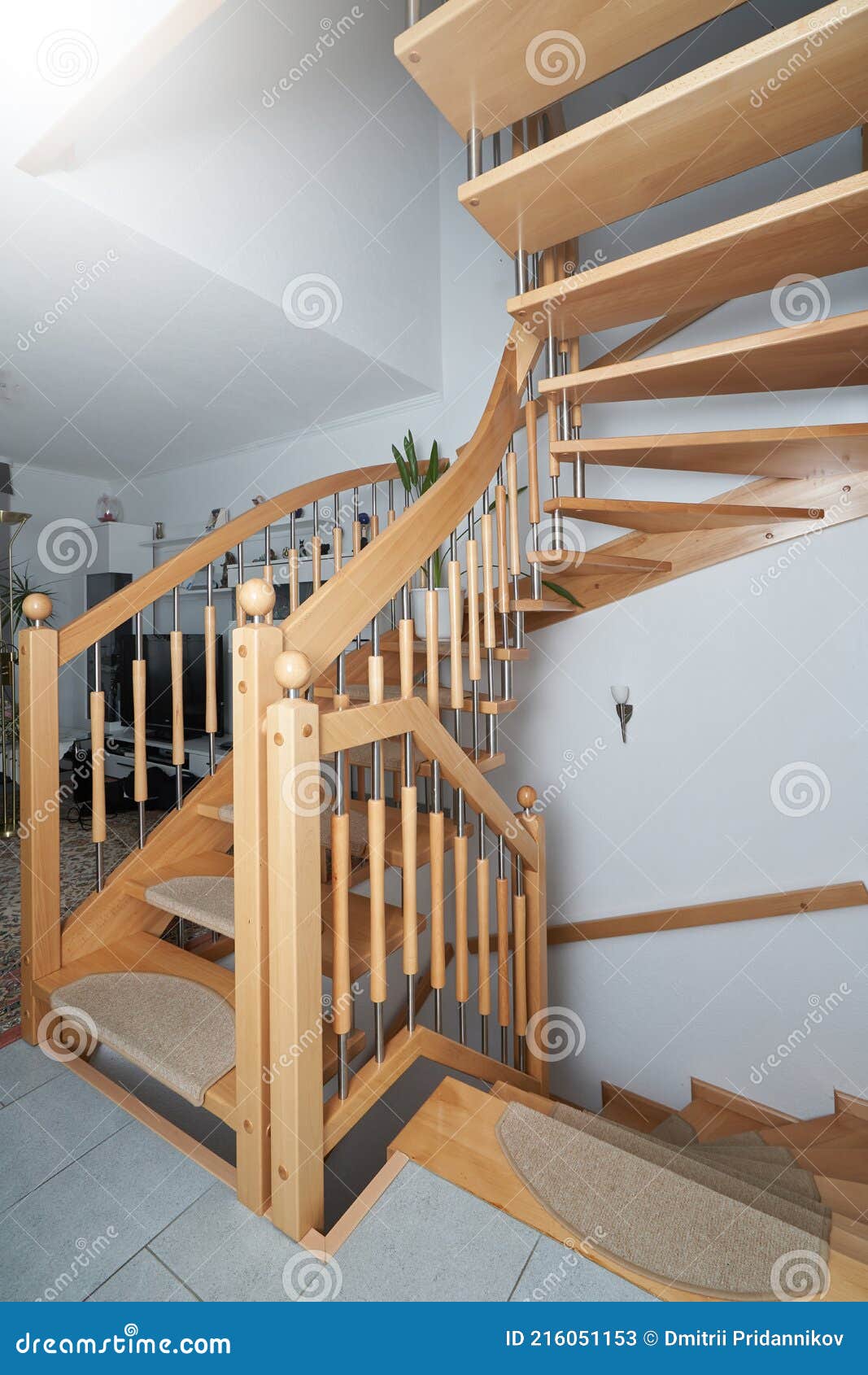 Hermosa Escalera De Madera Curva En La Casa Para Subir Al Segundo Piso  Imagen de archivo - Imagen de barandilla, escaleras: 216051153