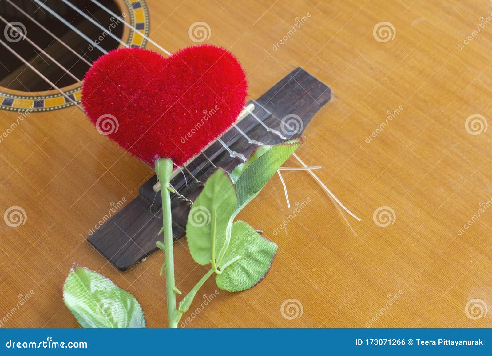 Hermosa Flor En Forma De Corazón Rojo En La Guitarra Para El Día De San  Valentín Foto de archivo - Imagen de rojo, hoja: 173071266