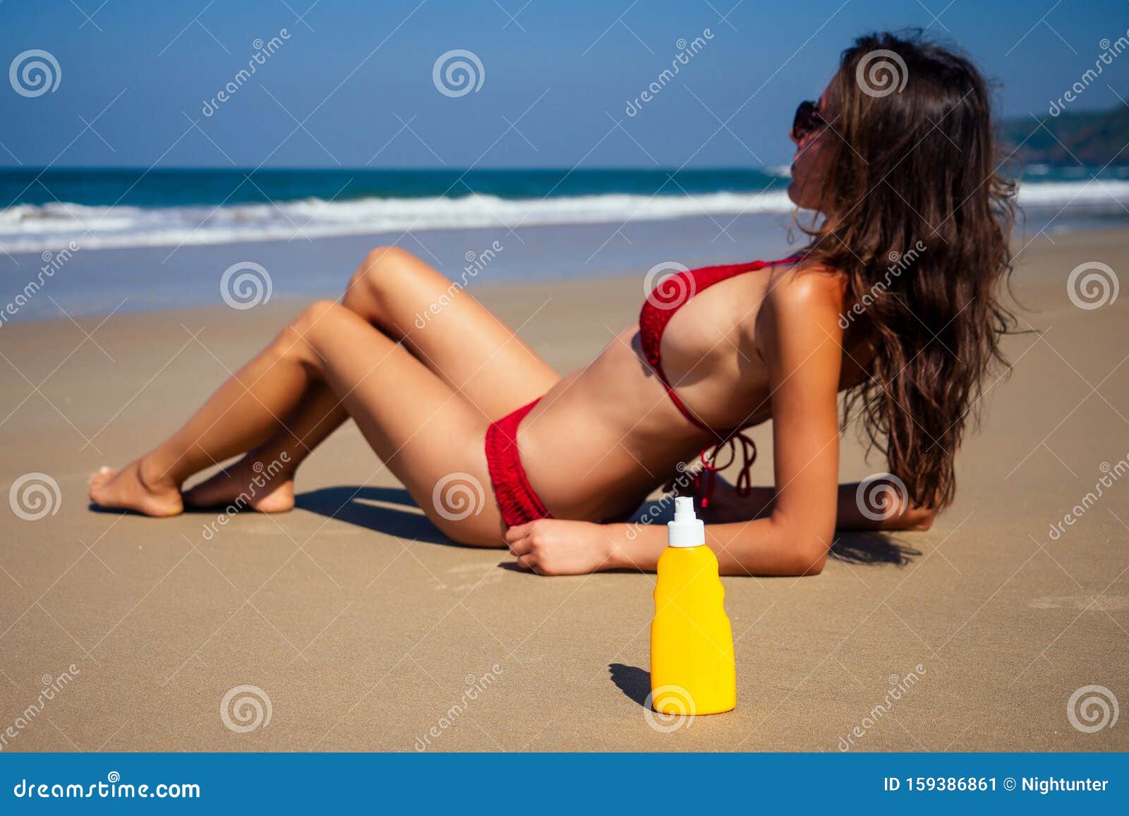 Hermosa Gimnasia Femenina Bronceada Modelo De Tetas Gordas Spf Aplicar En Las Piernas Largas En Un Traje De Baño Elegante De Moda Imagen de archivo - Imagen de playa, modelo: 159386861 Hermosa Gimnasia Femenina Bronceada Modelo De Tetas Gordas Spf Aplicar En Las Piernas Largas En Un Traje De Baño Elegante De Moda Imagen de archivo - Imagen de playa, modelo: 159386861