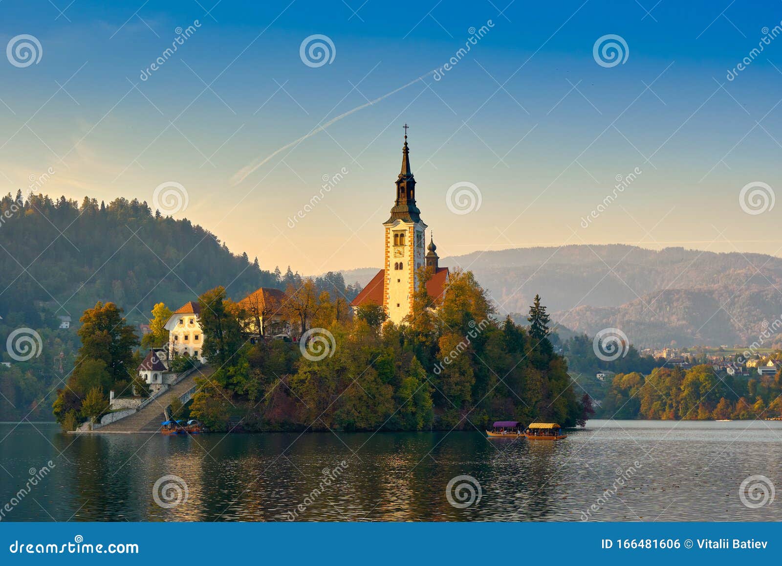 Hermosa Iglesia En Medio Del Lago Esloveno Bled, Eslovenia Foto de archivo  - Imagen de azul, parque: 166481606