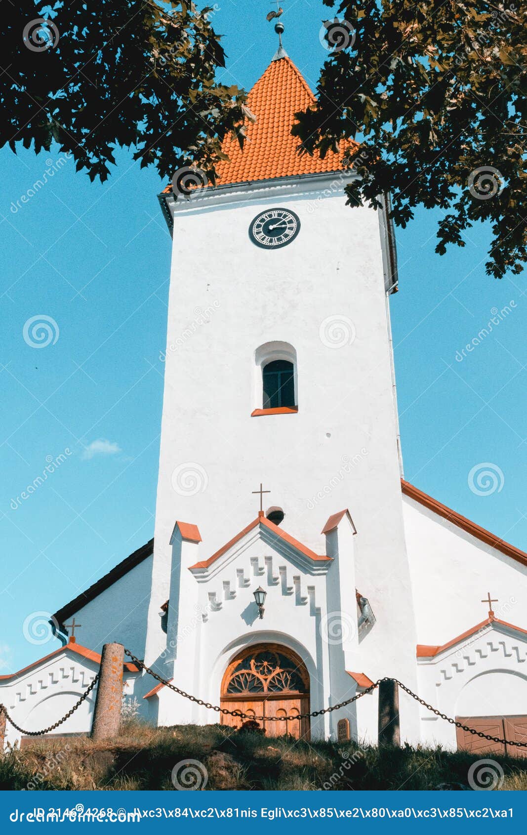 Hermosa Iglesia Evangélica Luterana Blanca De Talsi En Letonia Con Azotea De Teja Naranja Durante El Día Soleado De Verano Foto de archivo - Imagen de hermoso, cielo: 214624268 Hermosa Iglesia Evangélica Luterana Blanca De Talsi En Letonia Con Azotea De Teja Naranja Durante El Día Soleado De Verano Foto de archivo - Imagen de hermoso, cielo: 214624268