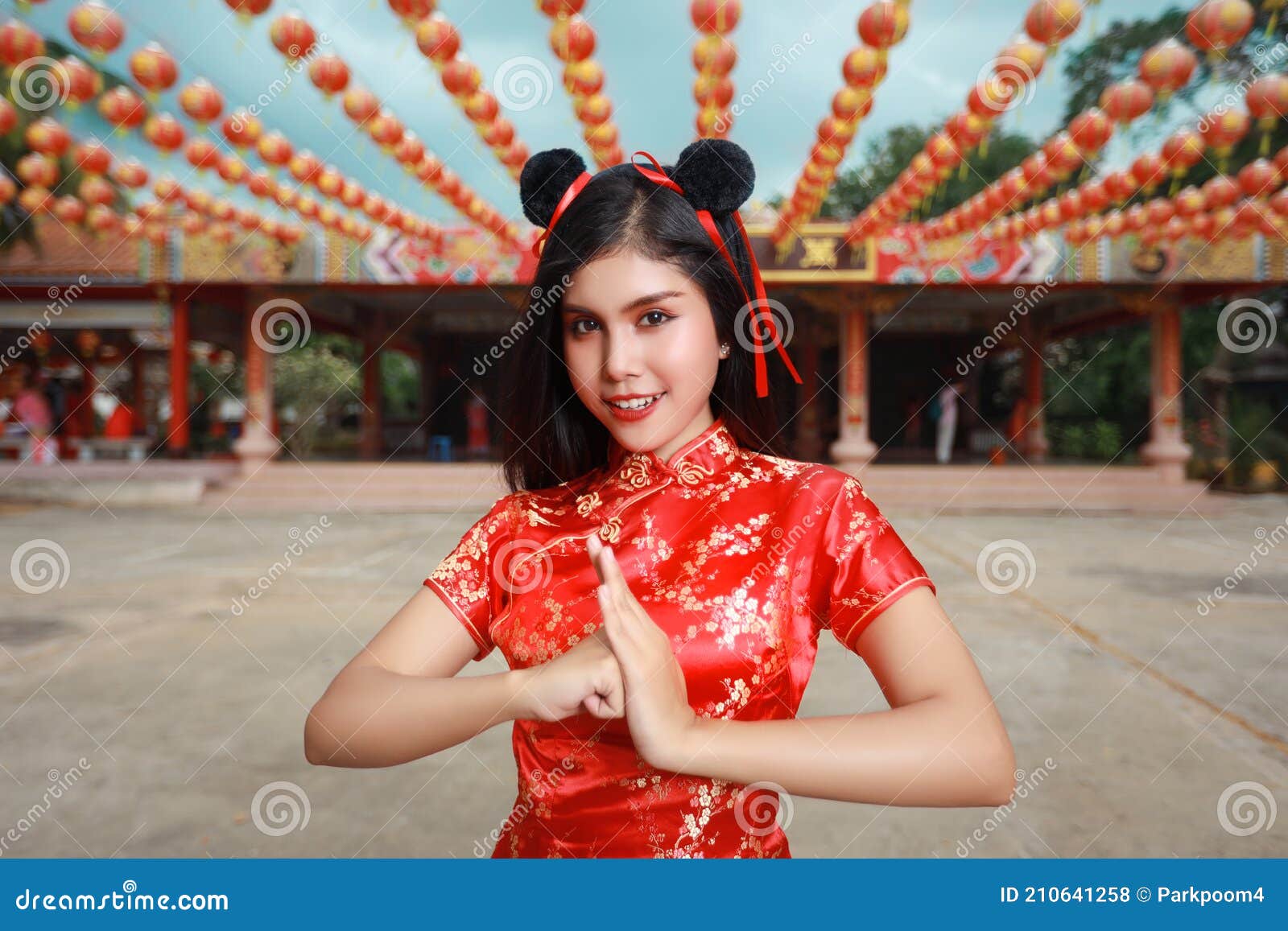 Hermosa Joven Asiática En Rojo Vestido Chino Tradicional Con Gesto De Felicitación Y Cara Sonriente Foto de archivo - Imagen de hermoso, asia: 210641258