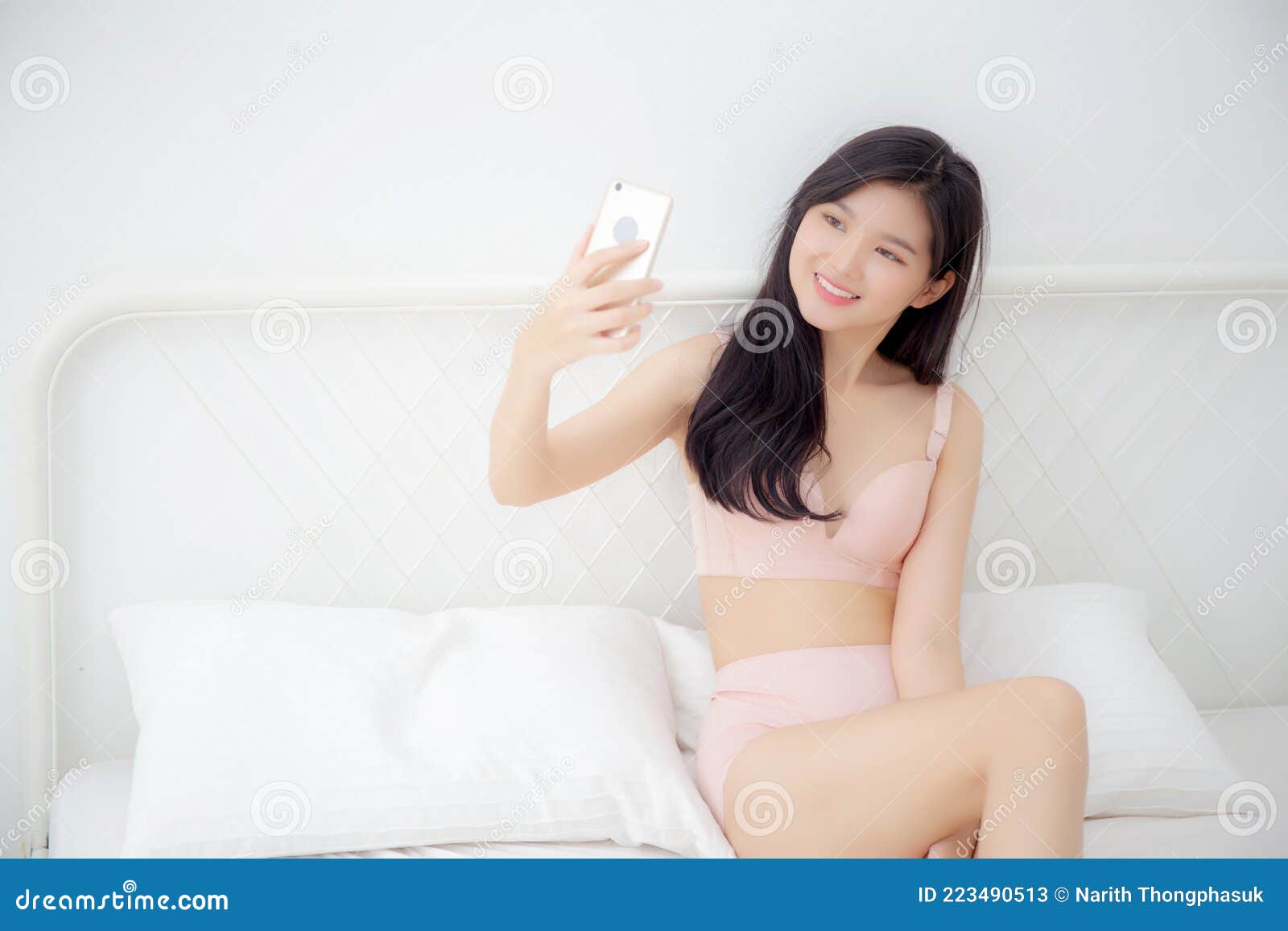 Hermosa Joven Asiática Sexy En Ropa Interior Hablando Un Selfie En  Smartphone Para Redes Sociales En El Dormitorio. Imagen de archivo - Imagen  de cama, casero: 223490513