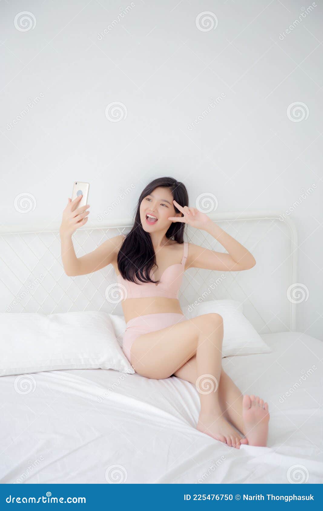 Hermosa Joven Asiática Sexy En Ropa Interior Hablando Un Selfie En  Smartphone Para Redes Sociales En El Dormitorio. Foto de archivo - Imagen  de foto, underwear: 225476750