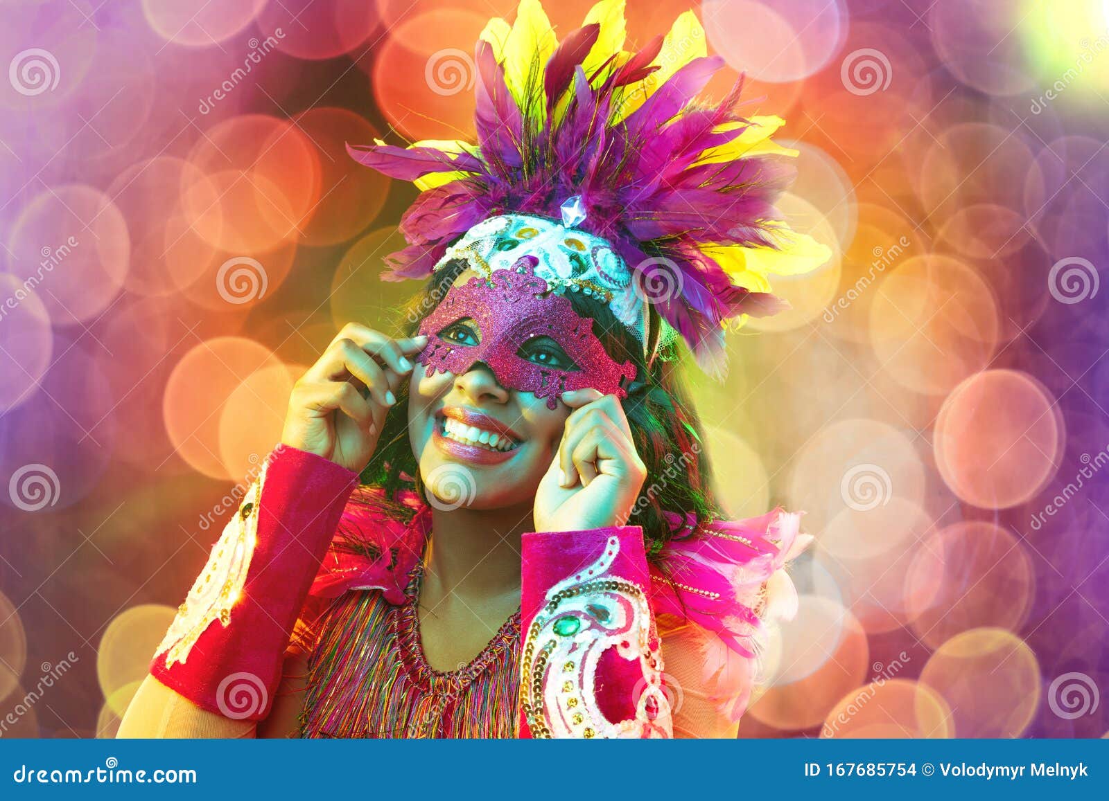 Hermosa joven en carnaval con disfraz de plumas