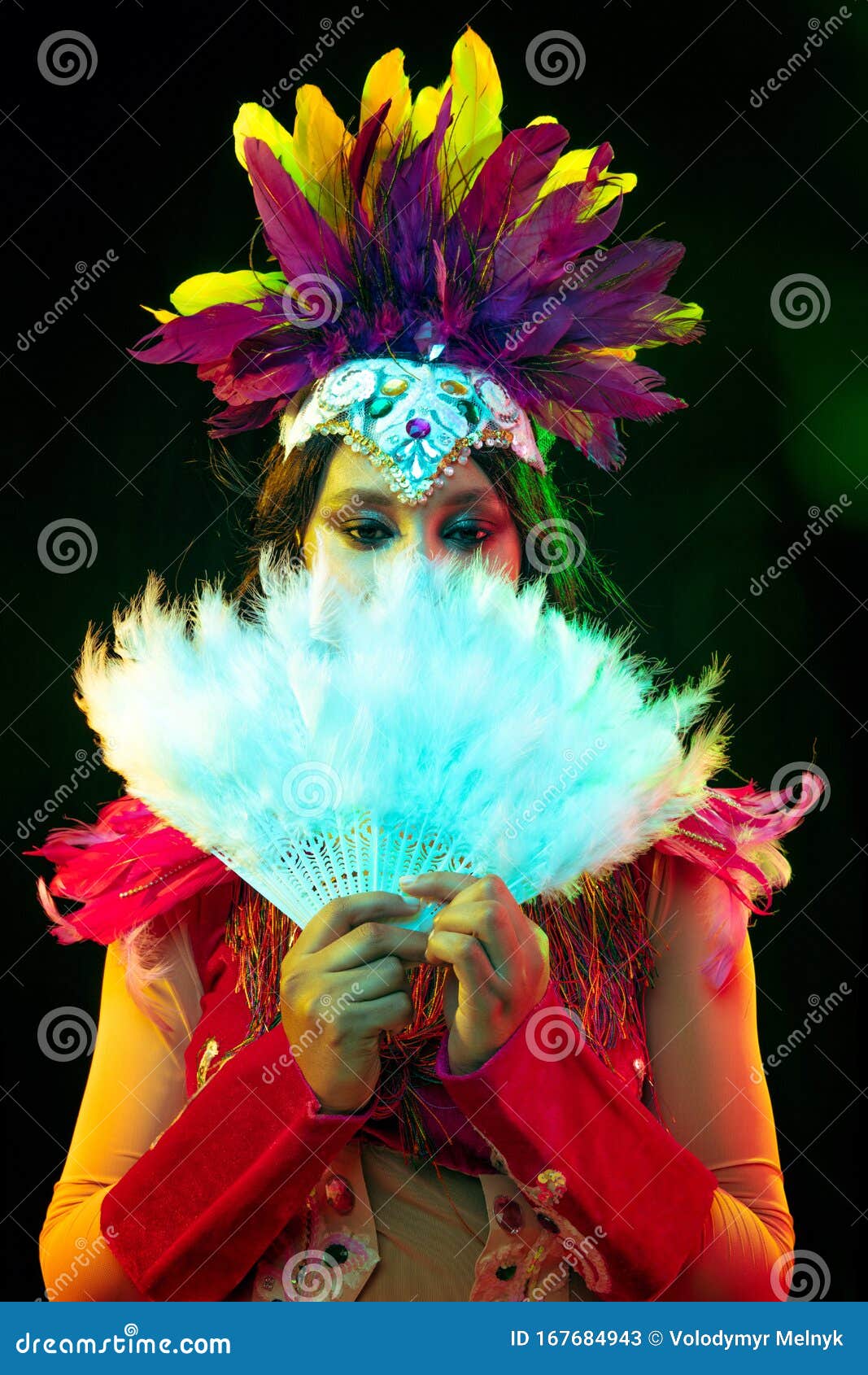 Hermosa joven en carnaval con disfraz de plumas