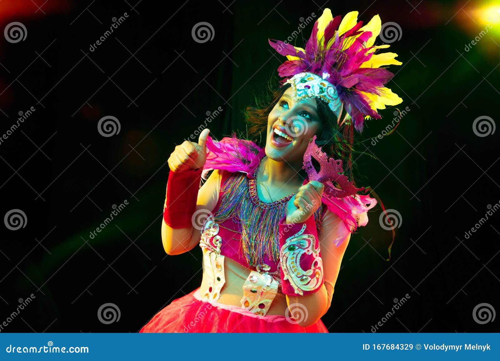 Hermosa joven en carnaval con disfraz de plumas