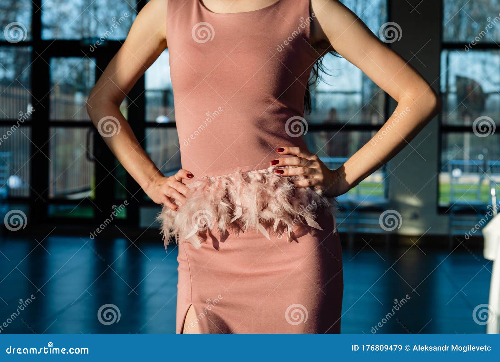 https://thumbs.dreamstime.com/z/hermosa-joven-mujer-de-vestir-rosa-manos-en-la-cintura-cintur%C3%B3n-hecho-plumas-naturales-bonita-y-espaciosa-habitaci%C3%B3n-con-grandes-176809479.jpg
