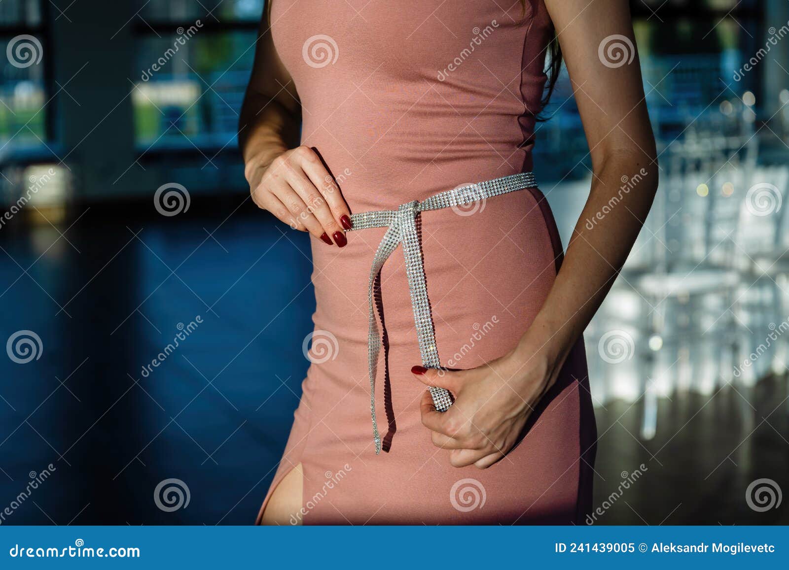 Hermosa Joven Mujer De Vestir Rosa Manos En La Cintura. Cinturón Hecho De  Plumas Naturales. Imagen de archivo - Imagen de abierto, alineada: 176809479