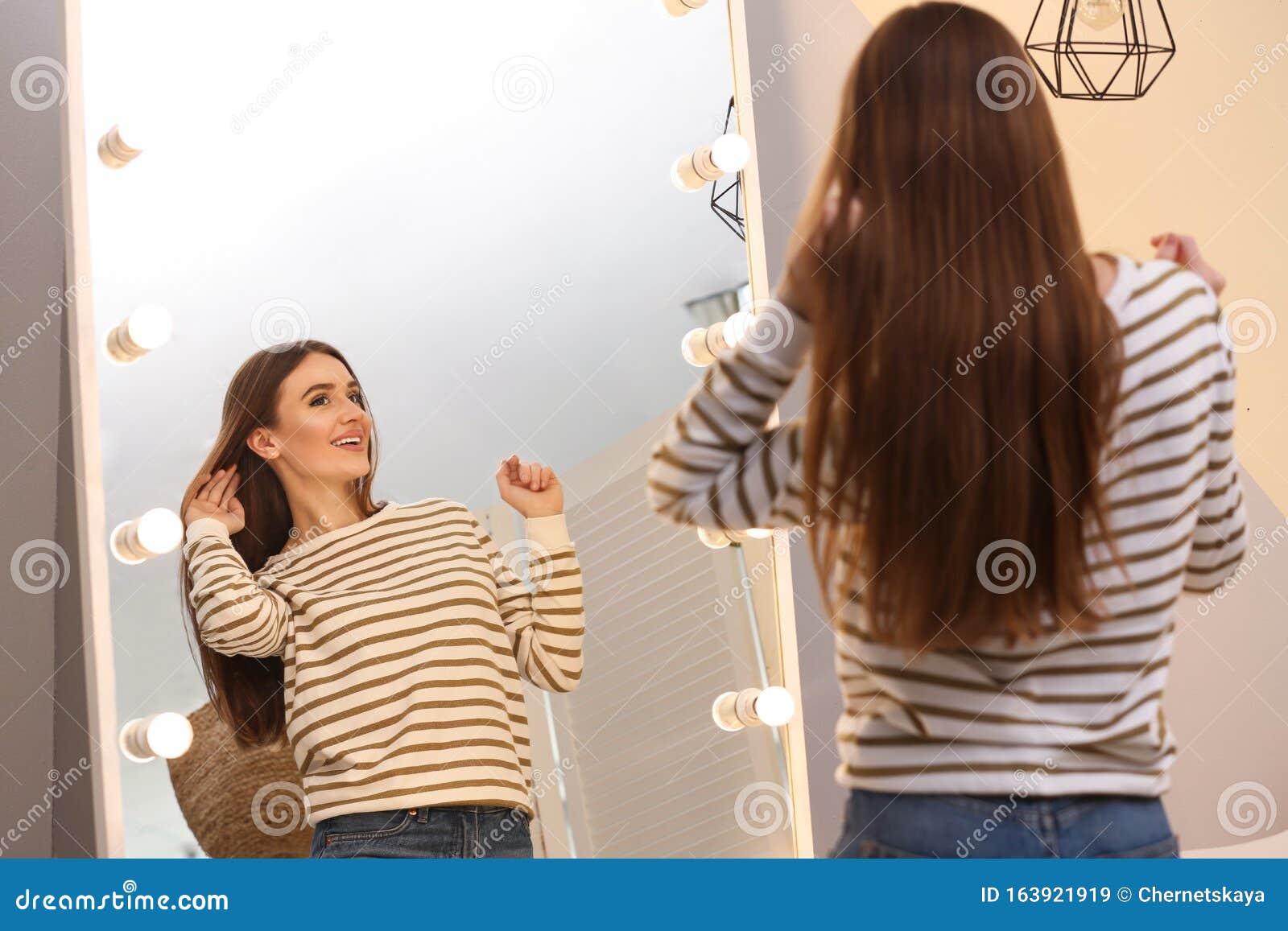 Anticuado Raza humana Espere Hermosa Joven Mujer Mirándose Dentro Del Espejo Imagen de archivo - Imagen  de cuidado, feliz: 163921919