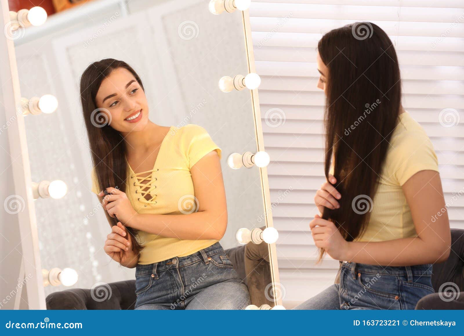 bebida académico Estadísticas Hermosa Joven Mujer Mirándose En Un Gran Espejo Imagen de archivo - Imagen  de cara, encantador: 163723221