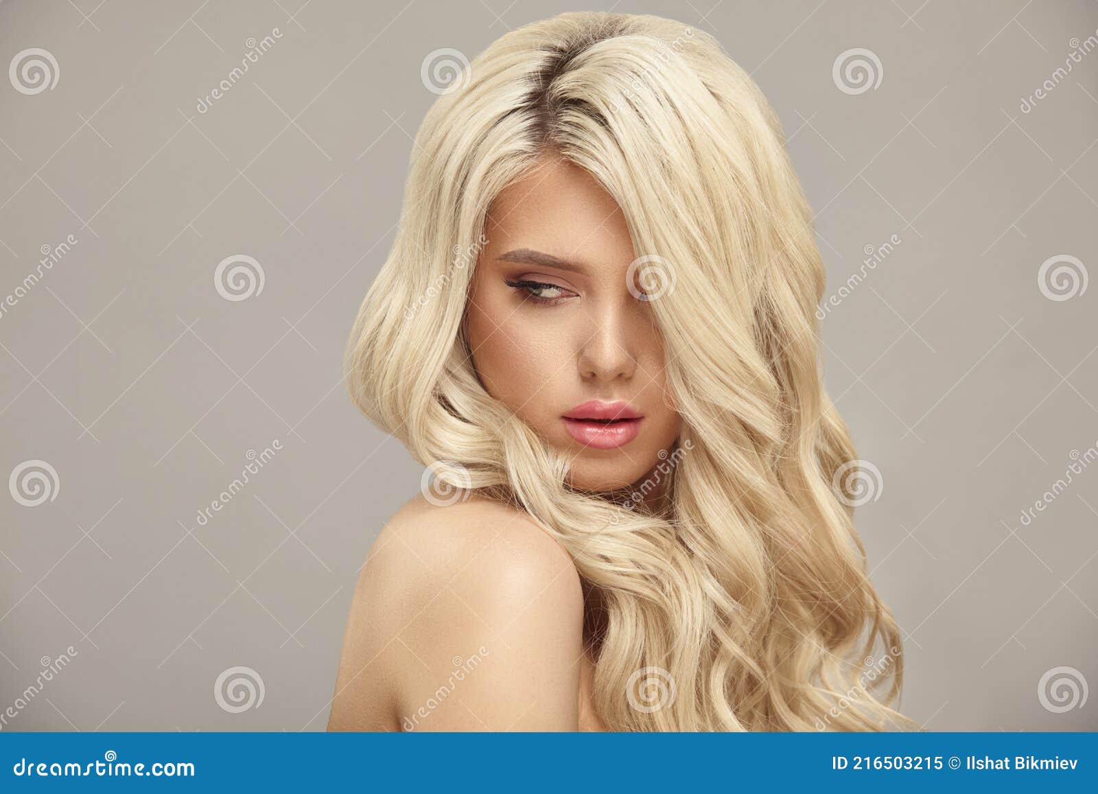 Mujer desnuda con cabello muy largo