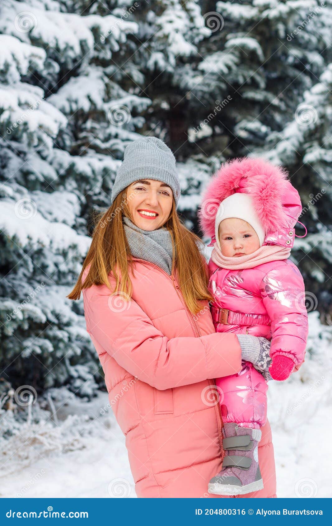 Karu Ropa cordura Hermosa Joven Sonriente Mujer En Abrigo Rosa Sostiene Un Oneyearold Bebé  Niña. Personas Ziomy En Ropa Elegante Foto de archivo - Imagen de cara, bebé:  204800316