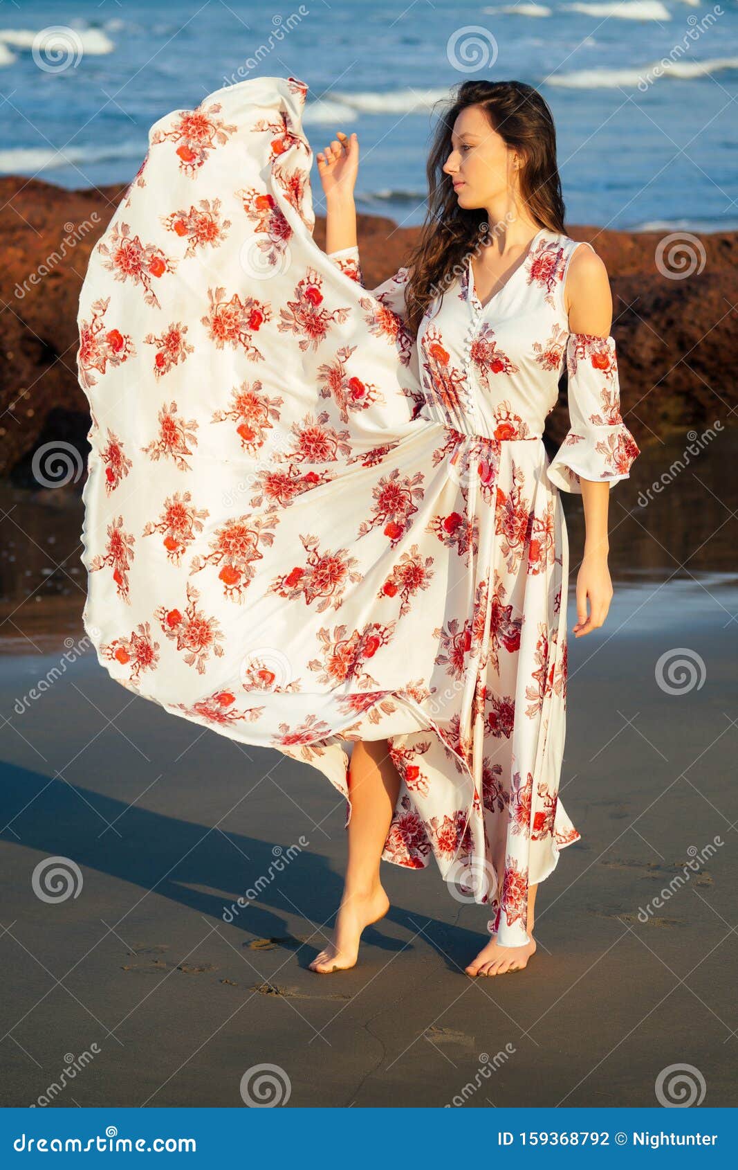 Hermosa Joven Vestida Con Un Elegante Vestido Blanco Largo Con Flores De ImpresiÃ³n Roja Que Disfruta Un DÃa En La Mariposa de archivo - de celebre, hawai: 159368792