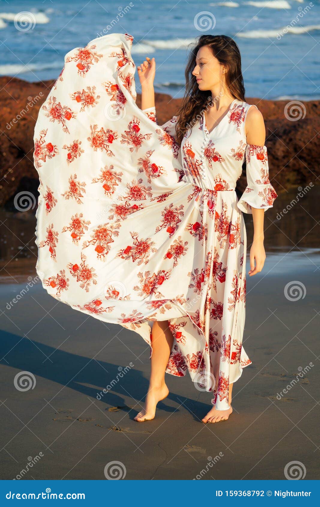 Historiador Deportista Todavía Hermosa Joven Vestida Con Un Elegante Vestido Blanco Largo Con Flores De  ImpresiÃ³n Roja Que Disfruta De Un DÃa En La Mariposa De Foto de archivo -  Imagen de celebre, hawai: 159368792