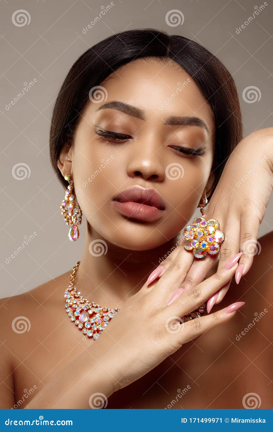 Centímetro tanque Implementar Hermosa Modelo Chica Con Conjunto De Joyas Chica De Lujo Con Joyas  Brillantes: Anillos Elásticos, Collar Y Anillo Mujer En Joyas Imagen de  archivo - Imagen de brillo, afro: 171499971