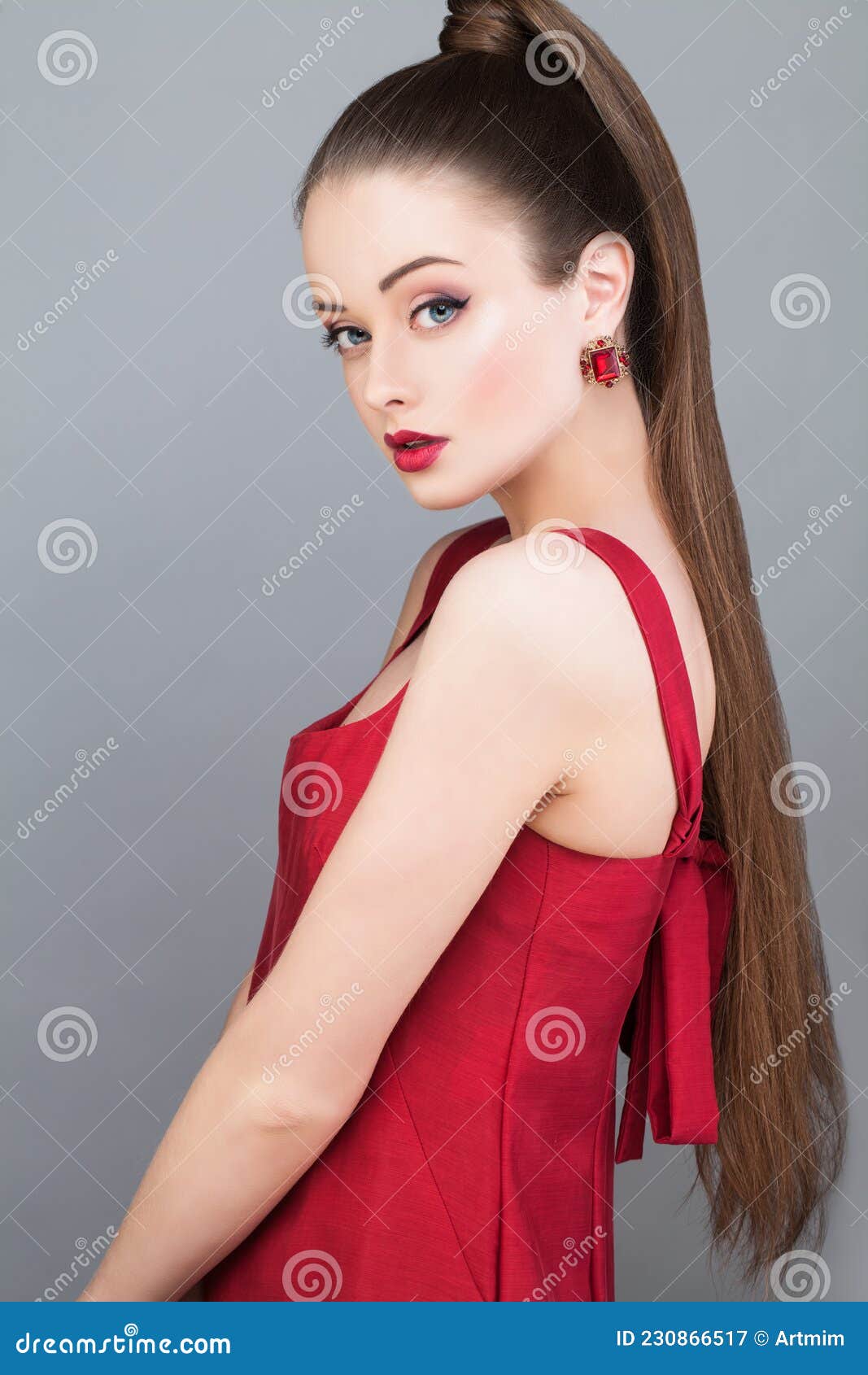 Hermosa Modelo De Moda De Glamorosa Con Peinado Cola Poni Vestido Y Anillo Dorado de archivo - Imagen de dorado, haircut: 230866517