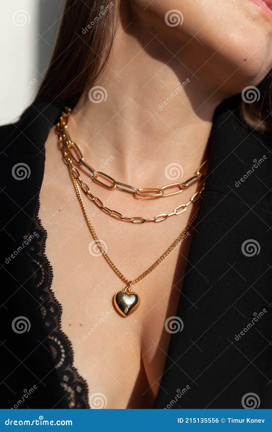 Hermosa Modelo Morena En Oro Moderno Metal Collar Cadena Foto de archivo - de publicidad, pelo: 215135556