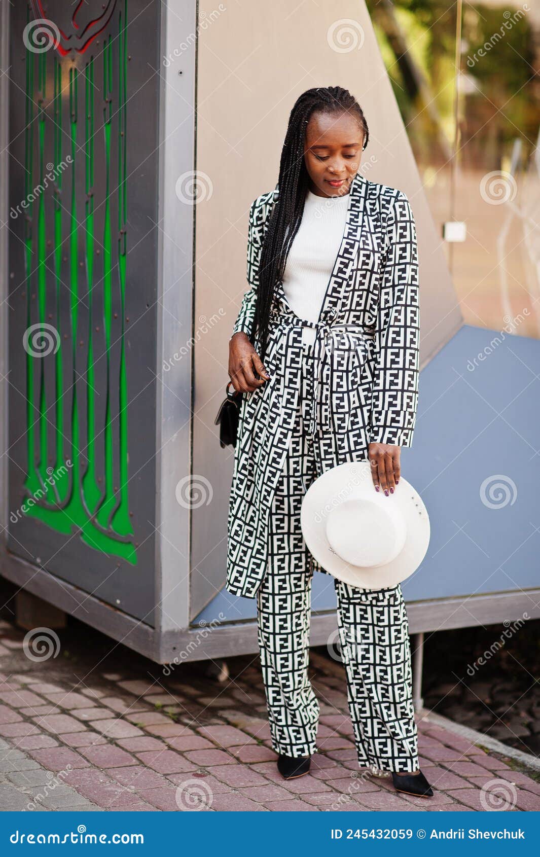Hermosa Mujer Afroamericana Maquillaje Natural Ropa De Moda Ropa Casual  Vestir Negro Y Blanco Código De Oficina Estilo Blusa Total Imagen de  archivo - Imagen de persona, ropa: 245432059