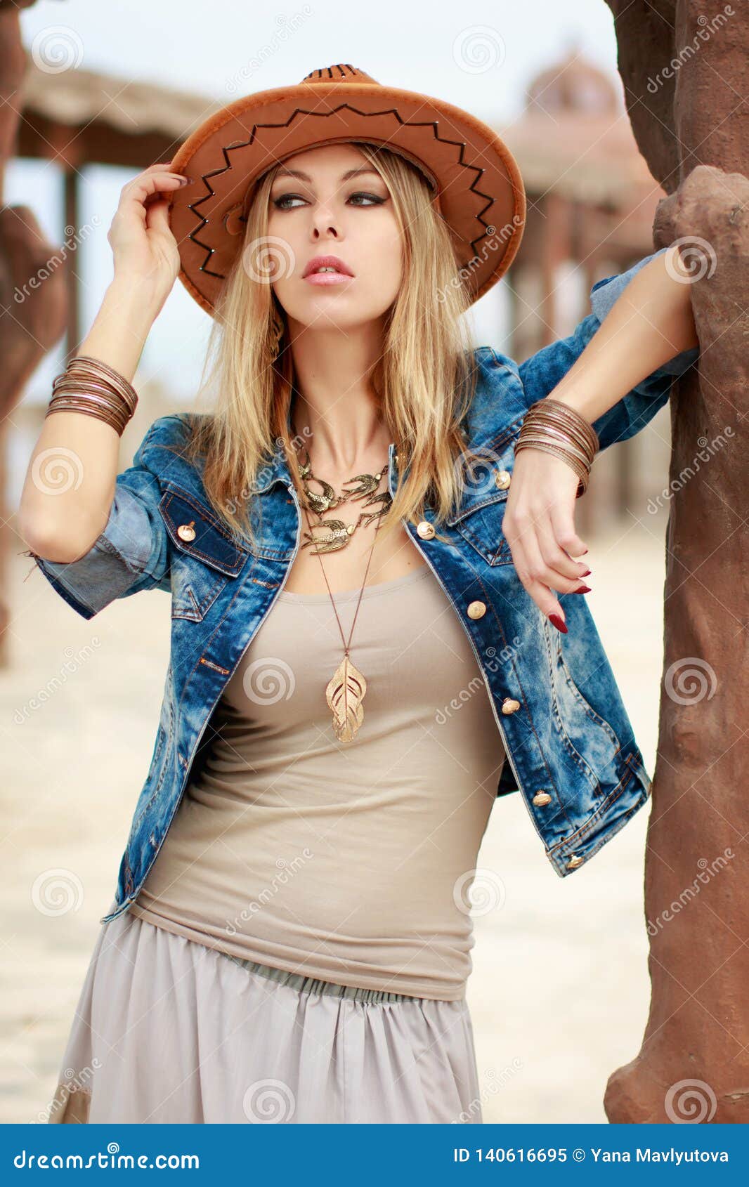 Hermosa Mujer Al Vaquero Occidental, Sombrero Vaquero Chaqueta De Jeans, Fotografía De Retrato De Moda Imagen de archivo - Imagen de cubo, 140616695