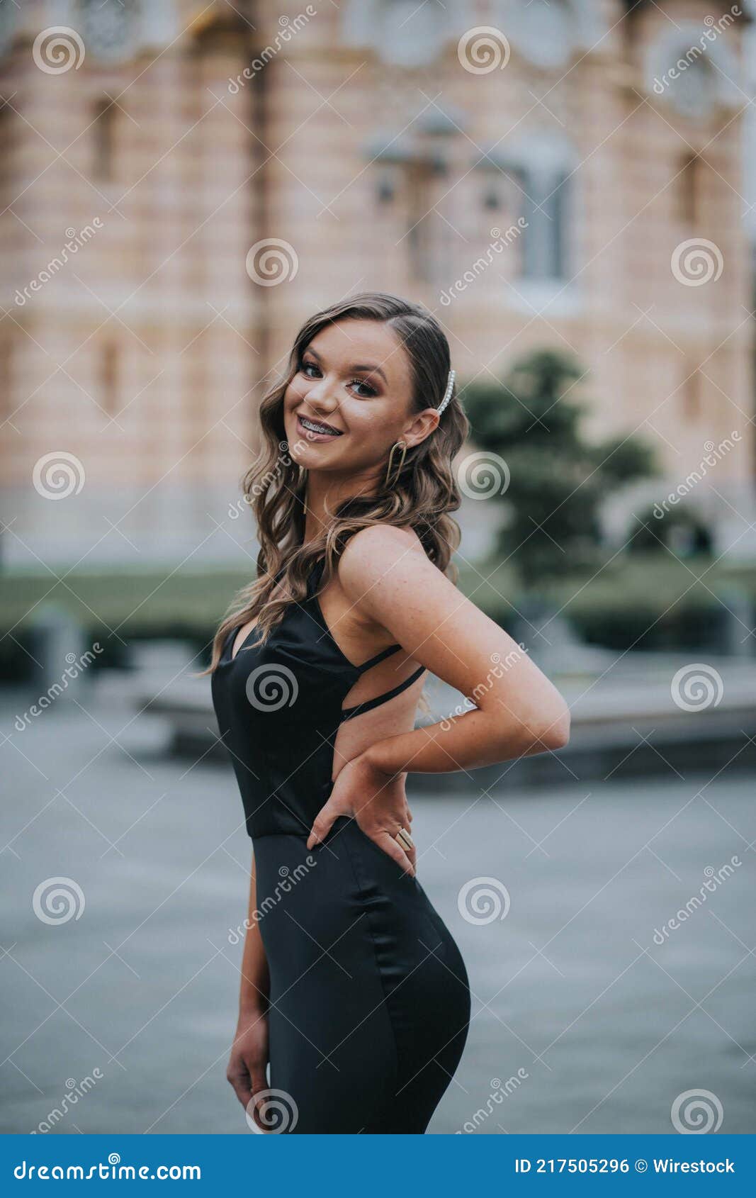 Hermosa Mujer Caucásica Sexy En Un Vestido Negro Sin Espalda En Cristo El Salvador Catedral Ortodoxa Foto de archivo - Imagen de peinado, bosnia: 217505296 Hermosa Mujer Caucásica Sexy En Un Vestido Negro Sin Espalda En Cristo El Salvador Catedral Ortodoxa Foto de archivo - Imagen de peinado, bosnia: 217505296