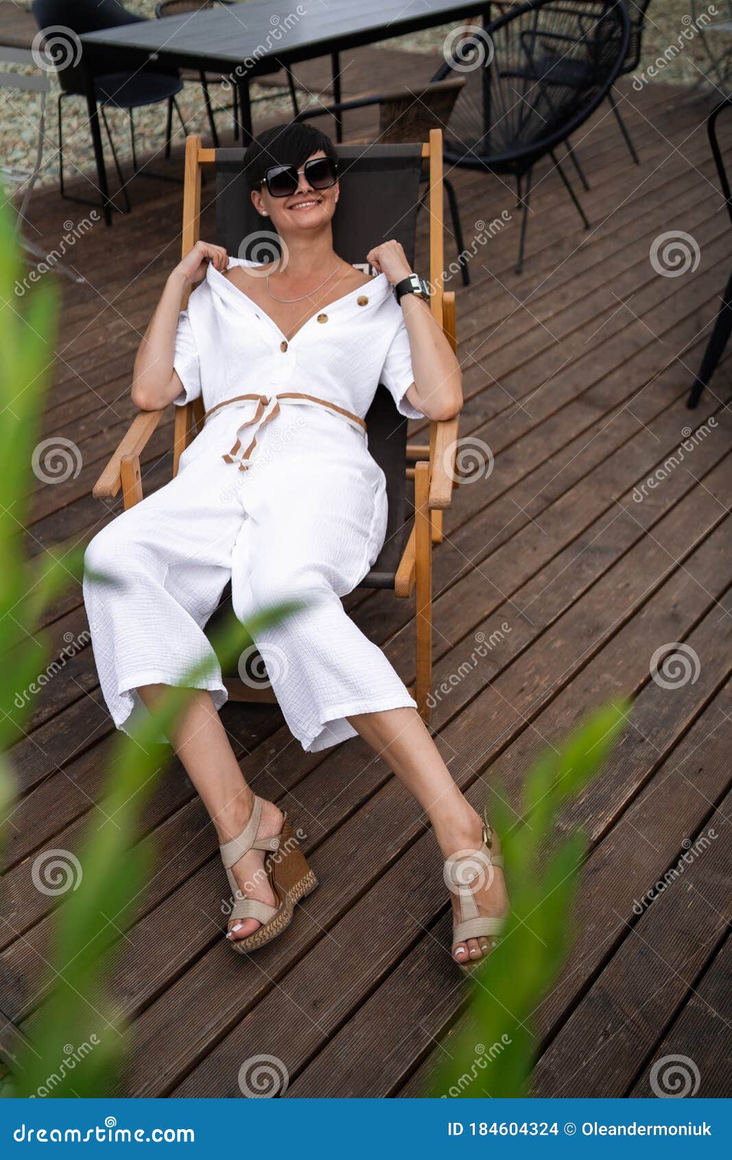 Mujer Con El Pelo Corto De La Morena Con Ropa Blanca Y Gafas De Sol. Callejera De Moda. El Modelo De Moda Es Foto de archivo - Imagen de elegancia,