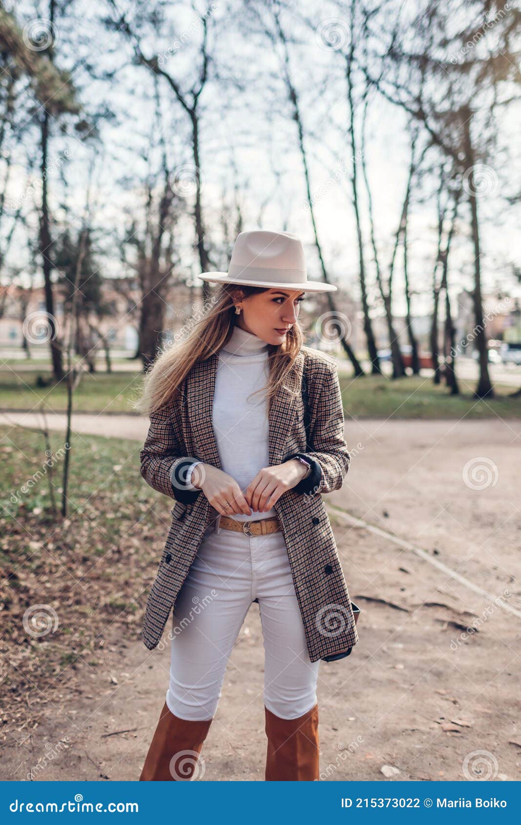 Hermosa Mujer Con Elegante Blazer Sombrero Y Botas En Parque. Primavera Traje De Femenina En Blanco Y Marrón. Foto de archivo - Imagen ocasional, equipo: 215373022