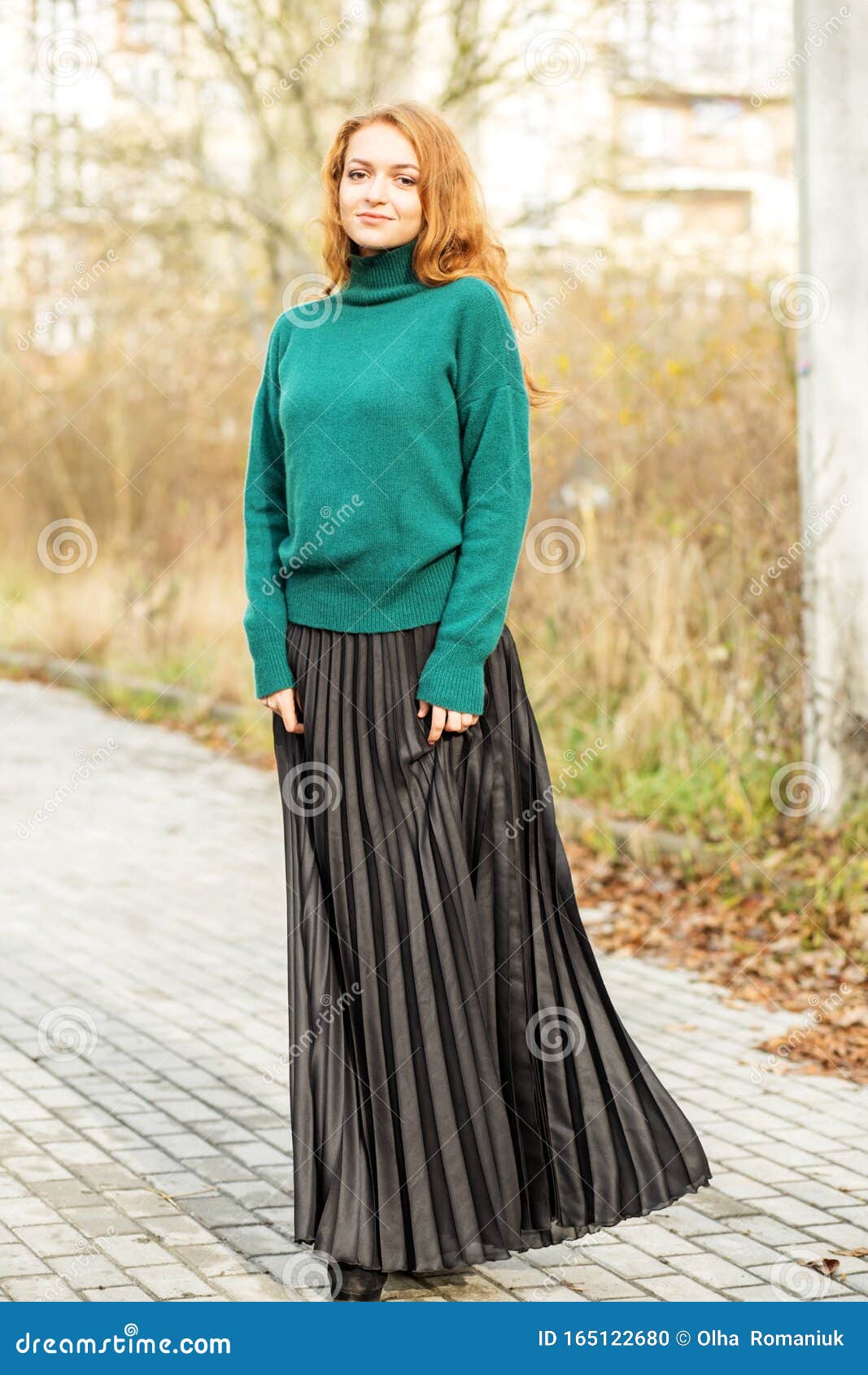 Hermosa Mujer Con Falda Plisada Y Un Jersey Verde El Concepto De Estilo Y Moda, Estilo De Vida Foto de archivo - Imagen modelo, encantador: 165122680