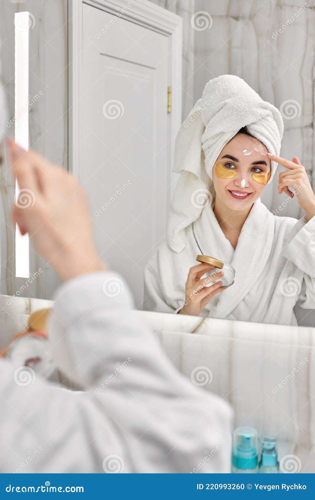 Hermosa Mujer Con Parches En Los Ojos En Blancas En El Baño Foto de archivo - Imagen de esencial, retrato: