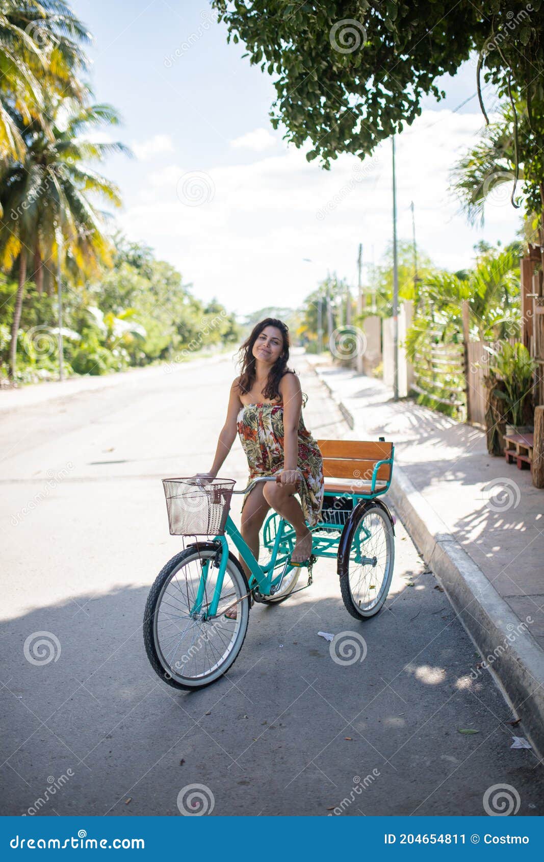 Hermosa Mujer Con Un Vestido Y Montar Un Triciclo Adulto Imagen de archivo  - Imagen de mujer, bicicleta: 204654811