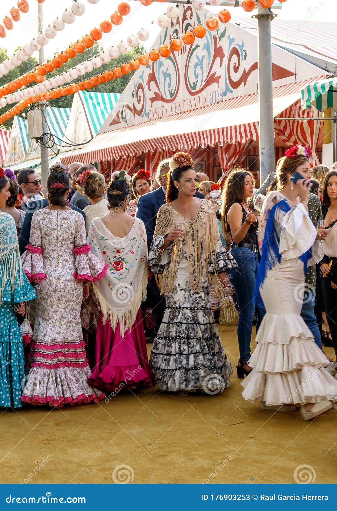 Hermosa Mujer Con Vestido De Flamenco En Feria De La Feria De Abril De Seville Foto de archivo editorial - Imagen de famoso, turismo: 176903253