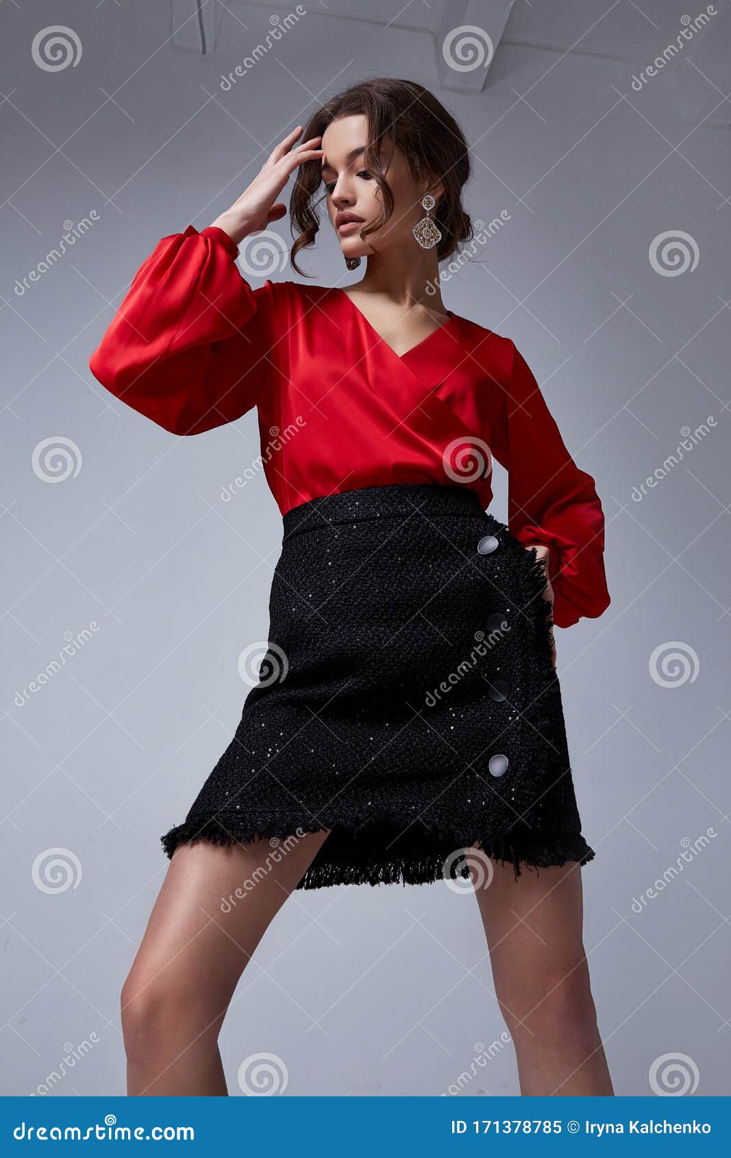 Hermosa Mujer De Estilo Empresarial Colección Fiesta De La Moda Blusa Falda Cinturón De Lujo Casual Para Cada Modelo Accesor Imagen de archivo - Imagen de morena, departamento: 171378785
