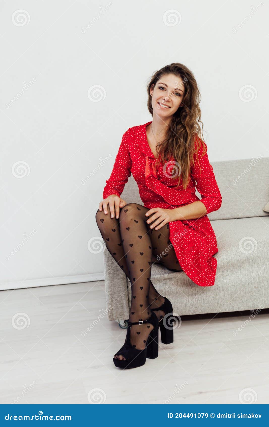 Hermosa Mujer De Moda En Un Vestido Rojo Y Medias Negras Imagen de archivo - Imagen atractivo, oscuro: 204491079