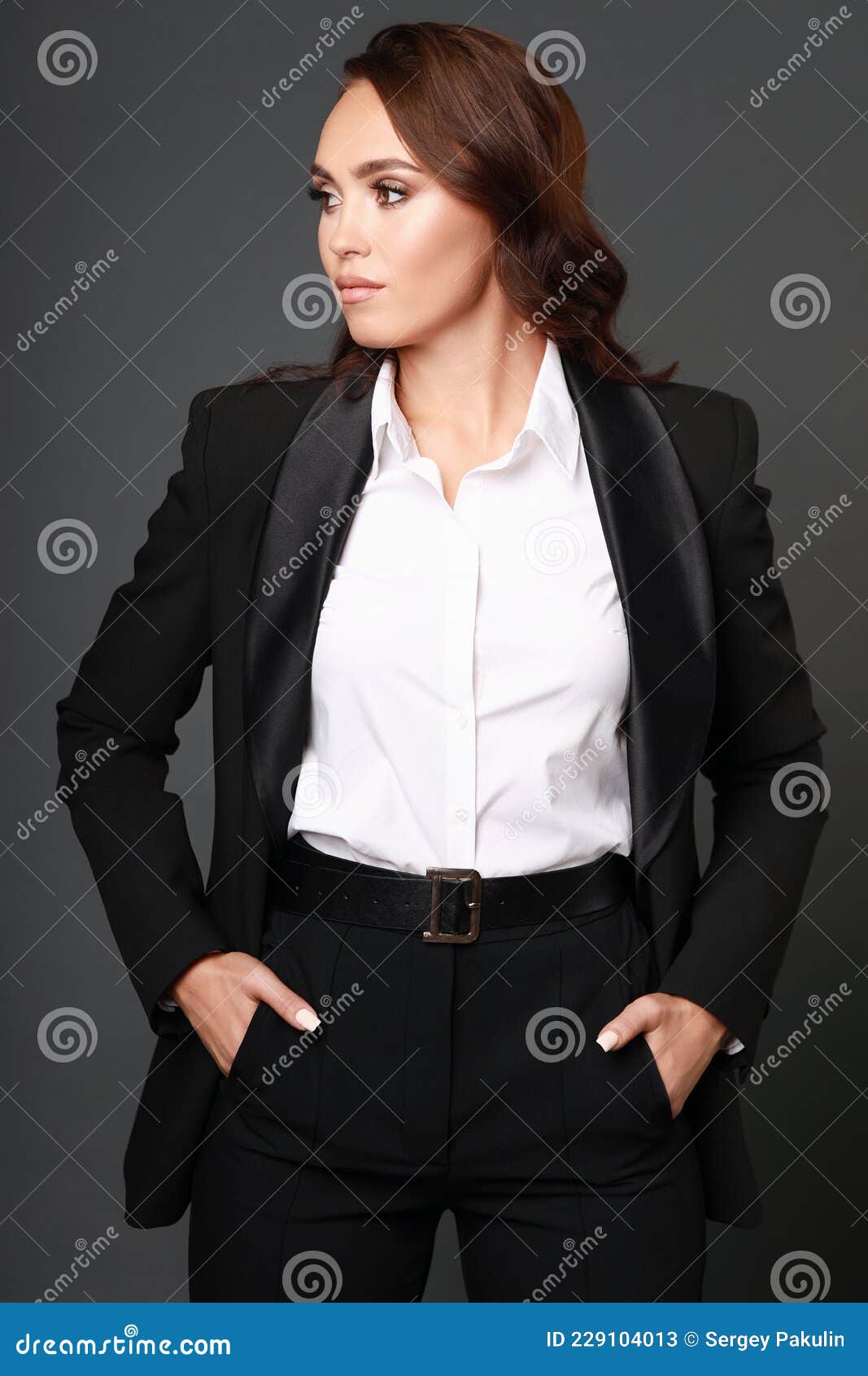 Hermosa Mujer De Negocios Moda Mujer Vestida Con De Negocios Elegante. Chaqueta Negra Y Blusa Blanca. Imagen de - Imagen de protuberancia, maquillaje: 229104013