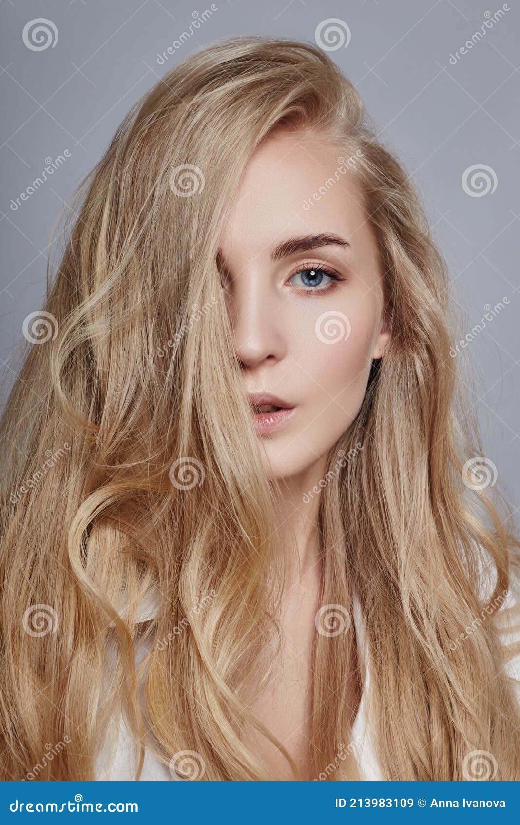 Hermosa Mujer De Pelo Largo Para Colorear En Maquillaje Natural Ultra Rubio. Rizos De Peinado Con Estilo Realizados En Un Salón De Imagen de archivo - Imagen de brillante, modelo: 213983109 Hermosa Mujer De Pelo Largo Para Colorear En Maquillaje Natural Ultra Rubio. Rizos De Peinado Con Estilo Realizados En Un Salón De Imagen de archivo - Imagen de brillante, modelo: 213983109