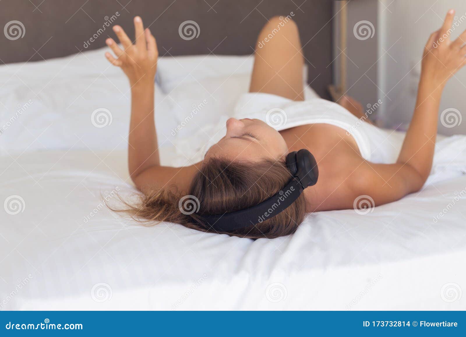 Hermosa Mujer Desnuda Con Audífonos Escuchando Música Tendida Sobre Una  Cama En El Dormitorio Y Una Sábana Cubierta Foto de archivo - Imagen de  arte, emociones: 173732814