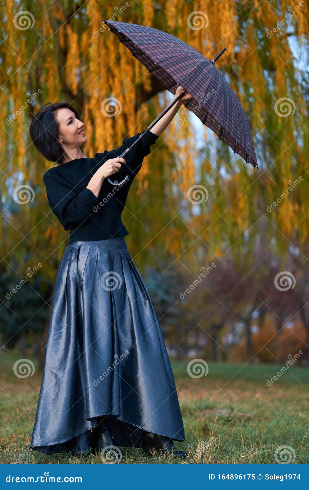 Hermosa Mujer Elegante Abriendo Paraguas En El Parque De La Ciudad