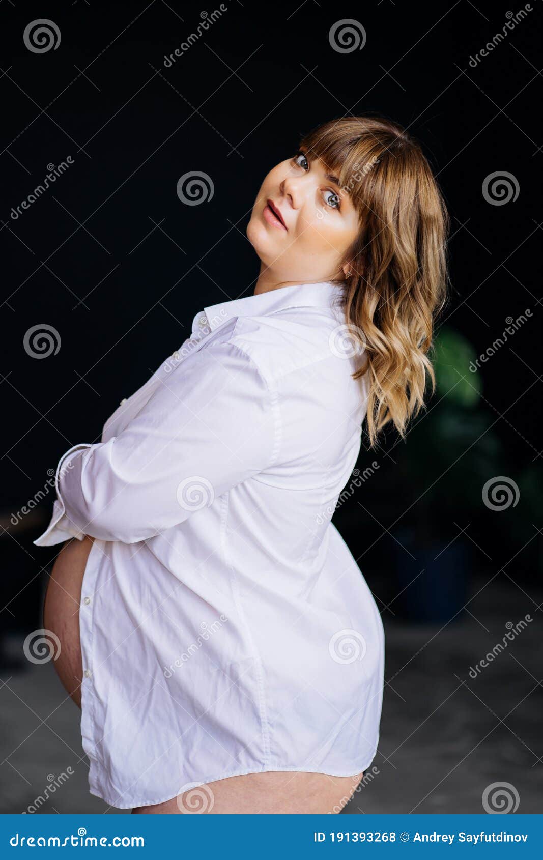 Mujer Embarazada En Topless Con Sobrepeso En Camisa Blanca. Bodypositivo archivo - Imagen sano, llevado: 191393268