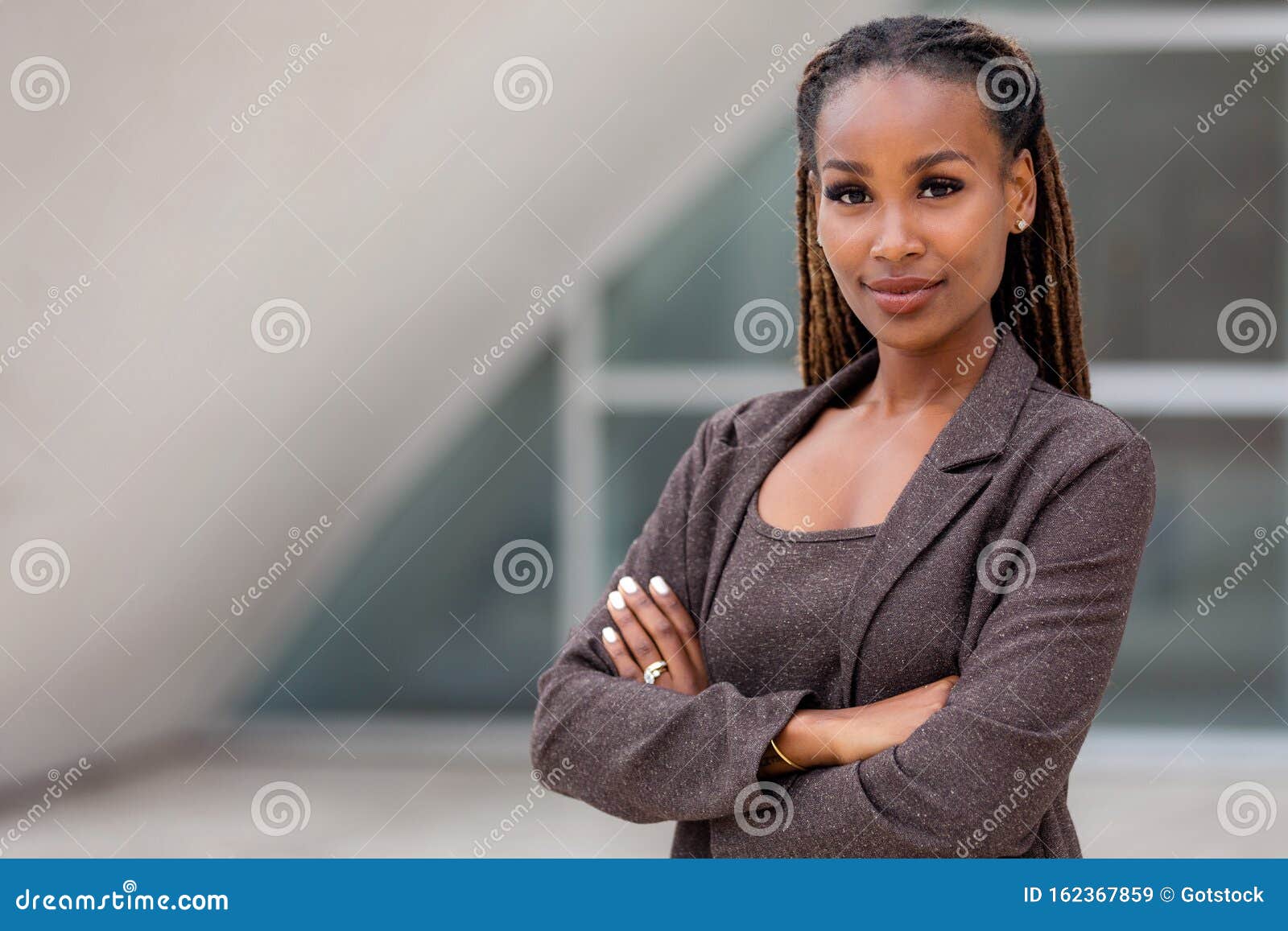 Hermosa Mujer Empresaria Afroamericana, Directora Ejecutiva En Traje En El  Lugar De Trabajo, De Pie Segura Con Los Brazos Cruzado Imagen de archivo -  Imagen de atractivo, manera: 162367859