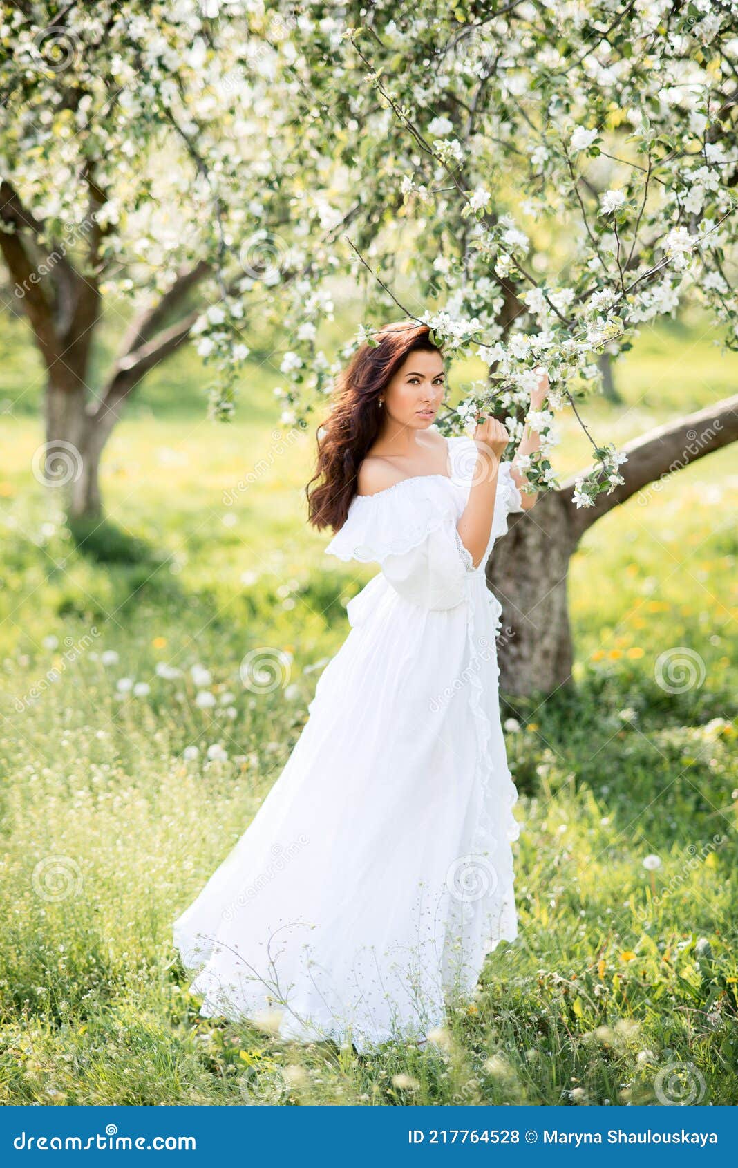 Hermosa Mujer Un Vestido Blanco Largo En Un Jardín De Primavera. Una Chica En Un Jardín En Flor Foto de - Imagen de modelo, 217764528