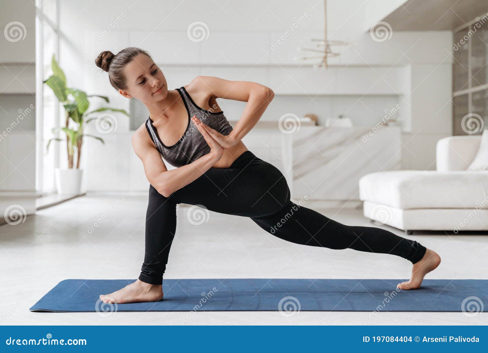https://thumbs.dreamstime.com/z/hermosa-mujer-entrenando-en-casa-con-esterillas-para-hacer-ejercicio-deportista-forma-j%C3%B3ven-practicando-yoga-y-estirando-el-197084404.jpg