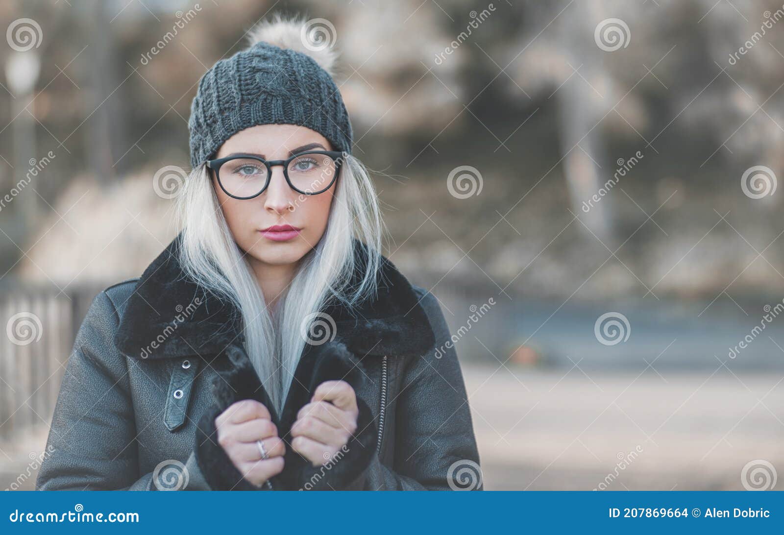 Modelo de mujer viste gorra de moda negra y chaqueta negra en invierno