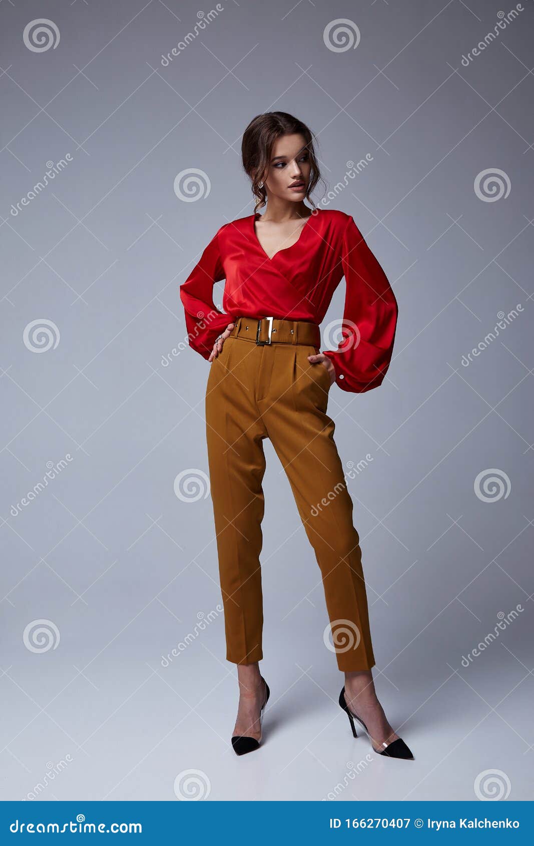 Hermosa Mujer Linda Sexy Usa Blusa De Seda Roja Y Pantalones Delgados Cuerpo Forma Mujer Jefa De Piel De Mujer Imagen - Imagen de modelo, oficina: 166270407