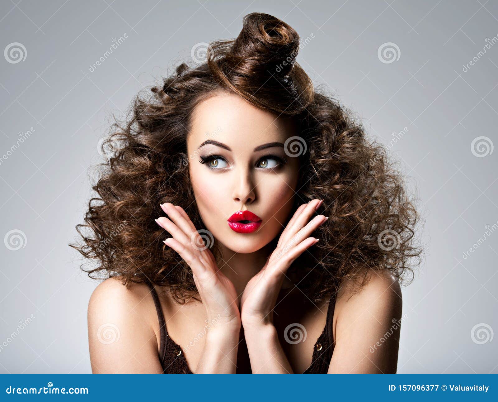 Hermosa Mujer Maravilla Con Peinado De Moda Creativo Imagen de archivo -  Imagen de maravilla, excitado: 157096377