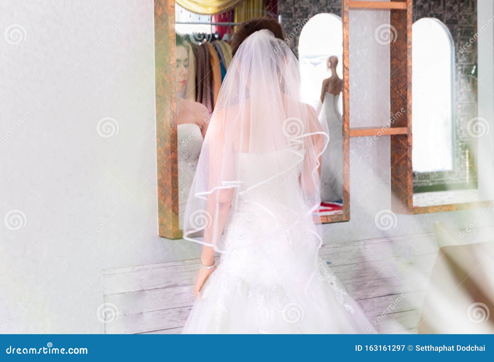 Hermosa Mujer Mientras Está De Pie En El Cuarto De Vestir Maquillaje Y Peinado En Novia Hermoso Vestido Blanco De Boda De Moda En Imagen de archivo - Imagen de nupcial, romance: Hermosa Mujer Mientras Está De Pie En El Cuarto De Vestir Maquillaje Y Peinado En Novia Hermoso Vestido Blanco De Boda De Moda En Imagen de archivo - Imagen de nupcial, romance: