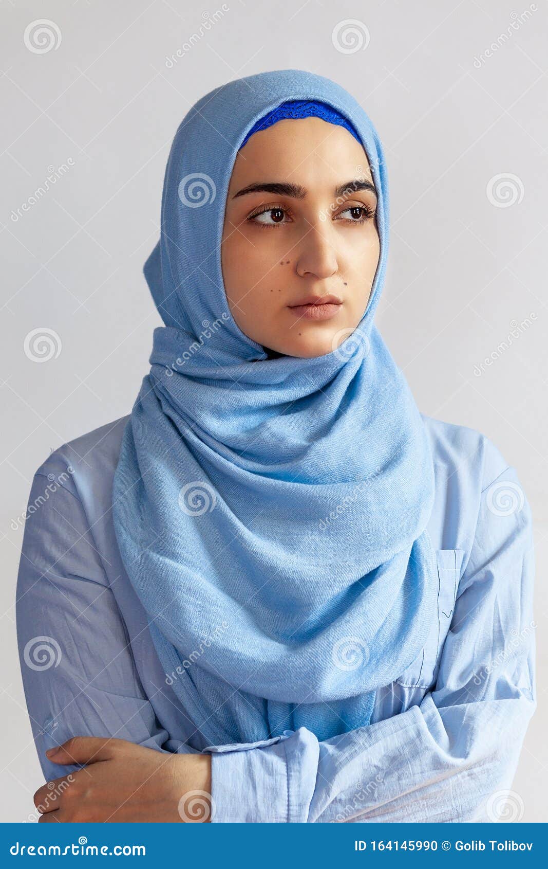 mujer musulmana con ropa tradicional y hiyab aislada de fondo blanco. el  hiyab se hace volando de forma creativa. concepto de moda idul fitri e  hijab. 7353404 Foto de stock en Vecteezy