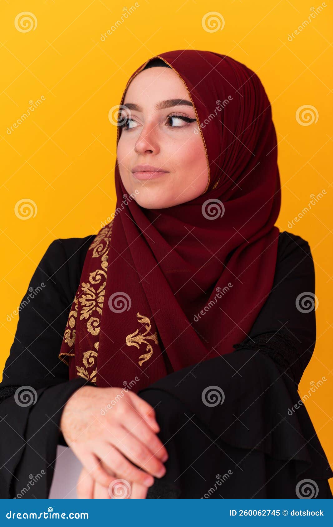 Hermosa Mujer Musulmana Con Vestimenta De Moda Con Hijab Aislada En Un  Fondo Amarillo Moderno Representando El Concepto De Imagen de archivo -  Imagen de concepto, cultura: 260062745