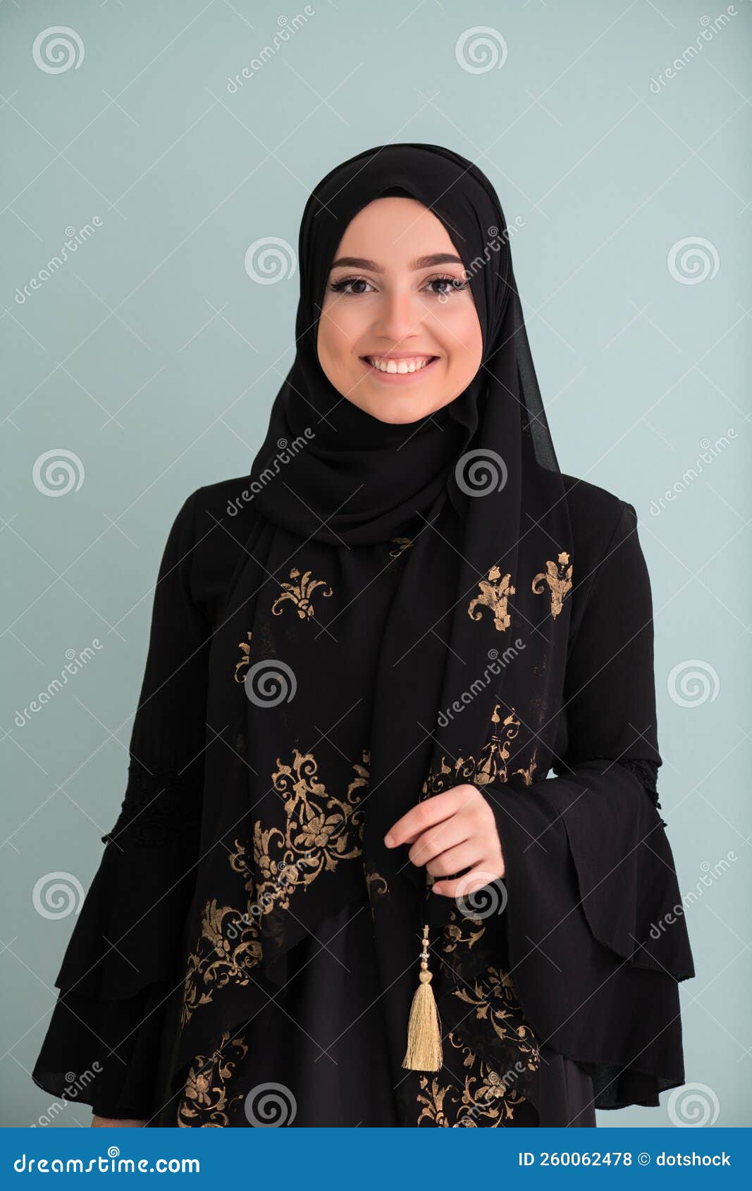 Hermosa Mujer Musulmana Con Vestimenta De Moda Con Hijab Aislada En Un  Fondo Moderno Cian Que Representa El Concepto Moderno Foto de archivo -  Imagen de ojos, mirando: 260062478
