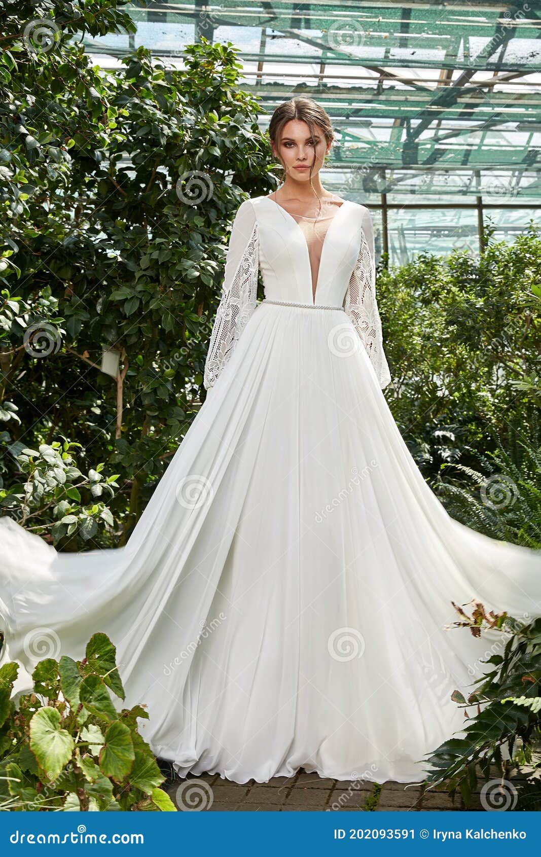 Hermosa Mujer Novia Con Vestido De Boda Blanco Largo Abrazo De Moda  Celebración De Matrimonio Gran Día En El Jardín Verde Imagen de archivo -  Imagen de verde, alineada: 202093591