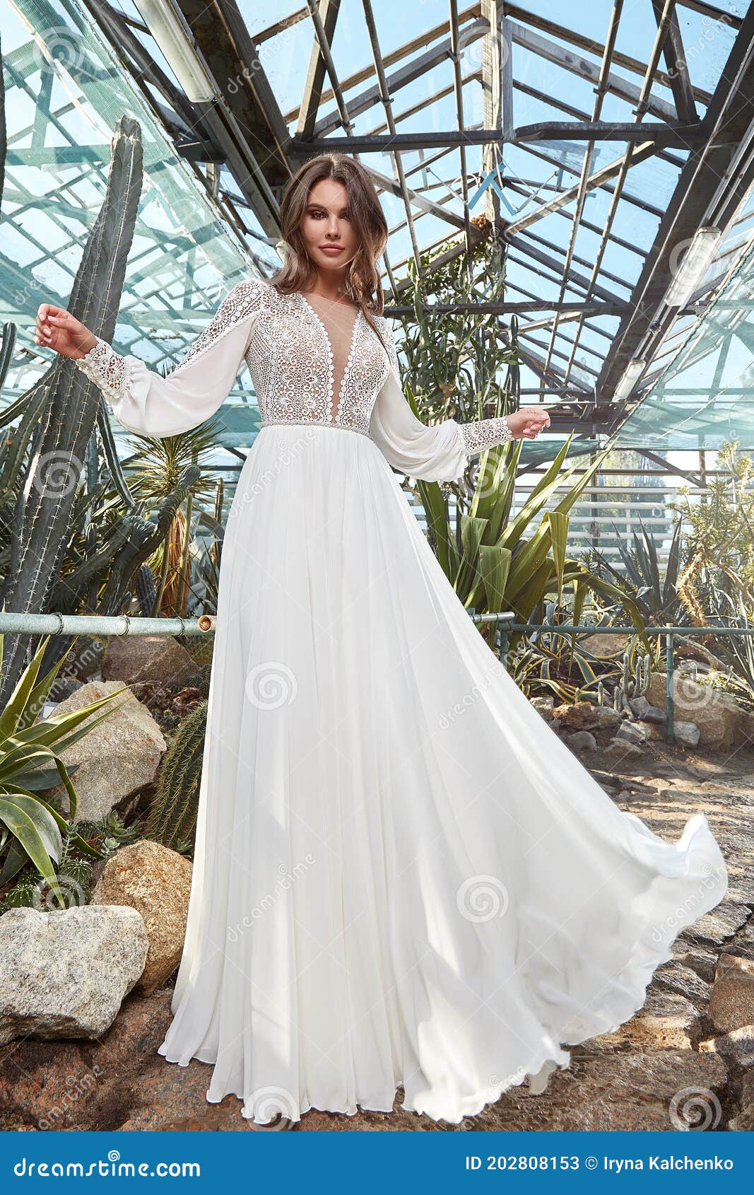 Hermosa Mujer Novia Con Vestido De Boda Blanco Largo Abrazo De Moda Celebración De Matrimonio Gran Día En El Jardín Verde Imagen de archivo - Imagen de alineada, flor: 202808153 Hermosa Mujer Novia Con Vestido De Boda Blanco Largo Abrazo De Moda Celebración De Matrimonio Gran Día En El Jardín Verde Imagen de archivo - Imagen de alineada, flor: 202808153